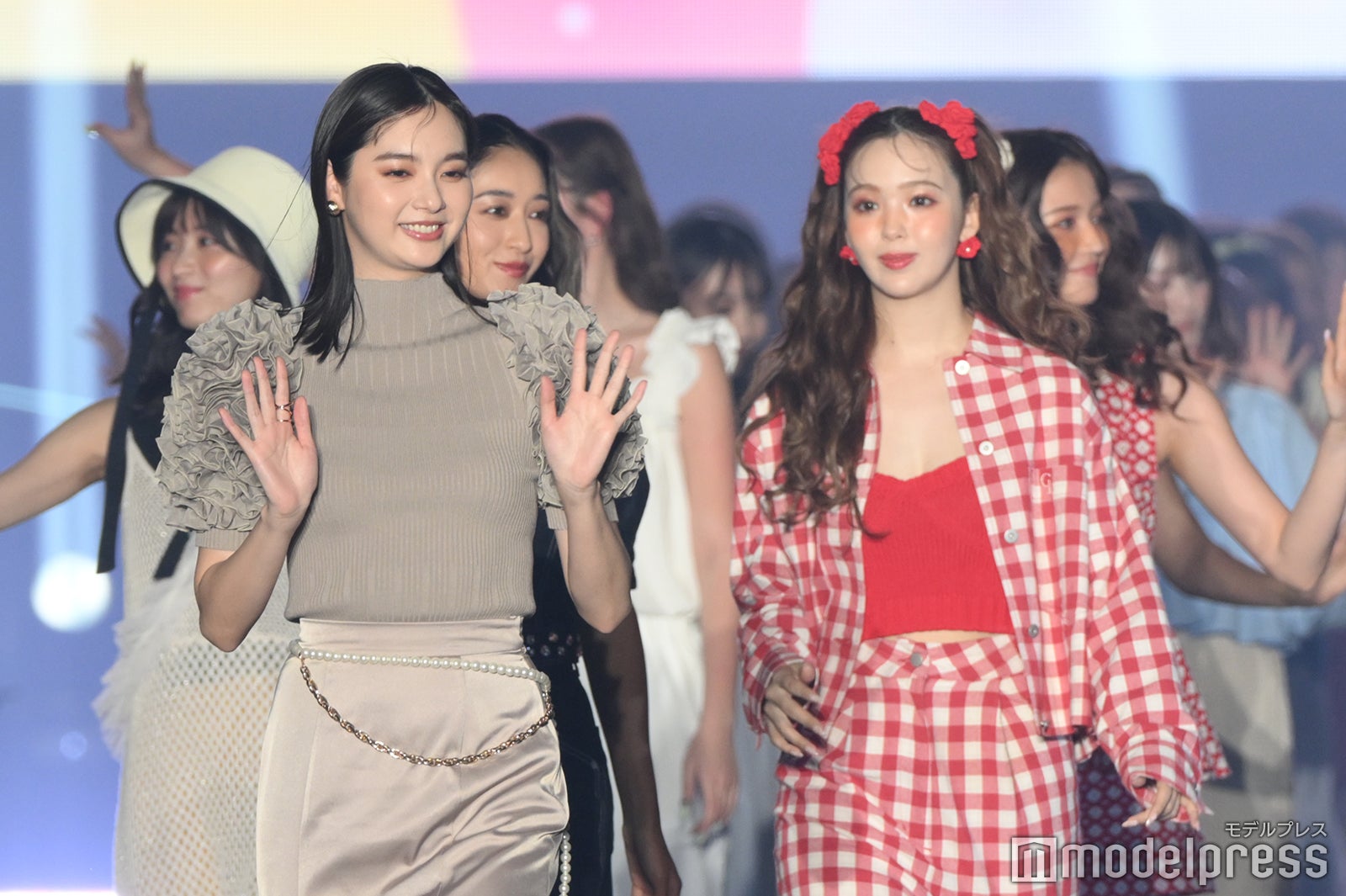 フィナーレの様子／新川優愛、藤田ニコル（C）モデルプレス