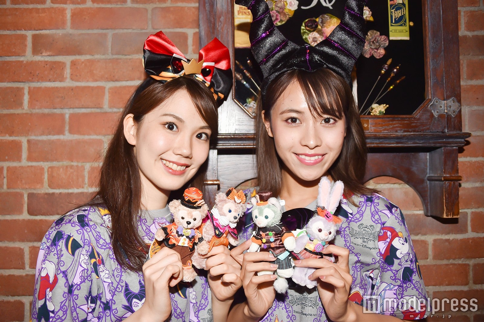 ぬいぐるみバッジ（各¥2,000）／モデル：（左から）松田佳奈子、山本沙樹（C）モデルプレス（C）Disney