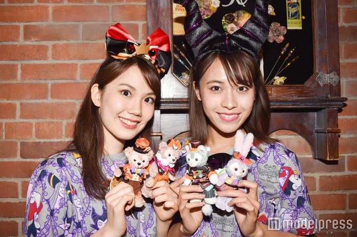 ぬいぐるみバッジ(各¥2,000)/モデル:(左から)松田佳奈子、山本沙樹(C)モデルプレス(C)Disney