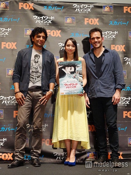 （左から）M・ナイト・シャマラン氏、豊田エリー、マット・ディロン（Ｃ）2014 FOX BROADCASTING　（Ｃ）2015 Twentieth Century Fox Home Entertainment LLC. All Rights Reserved.