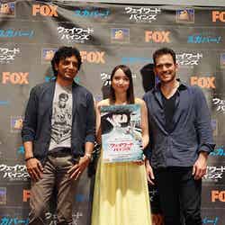 （左から）M・ナイト・シャマラン氏、豊田エリー、マット・ディロン（Ｃ）2014 FOX BROADCASTING　（Ｃ）2015 Twentieth Century Fox Home Entertainment LLC. All Rights Reserved.
