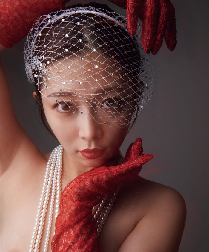 「紗倉まな写真集 QT」(徳間書店)/ 撮影:日暮圭介