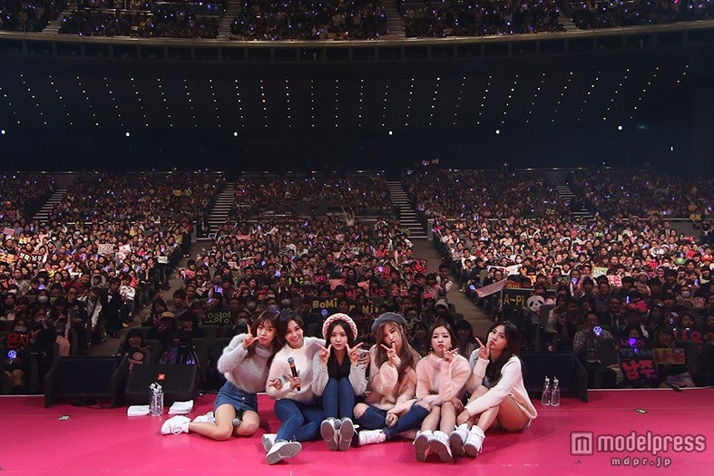 “6人の妖精”Apink、キュートな“Chu”にファン5000人熱狂