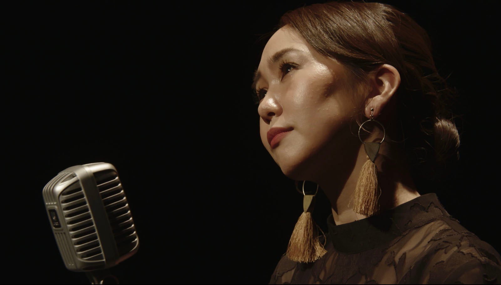 高井麻奈由／高井麻奈由「凛」MVより（提供写真）