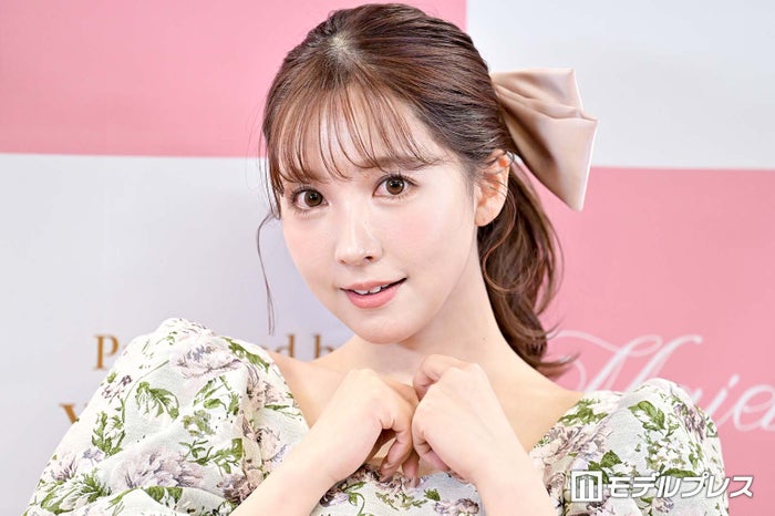 三上悠亜、TWICE国立ライブ“スタンド最前”で参加 美ウエスト際立つ参戦服に絶賛の声「スタイル抜群」「推し活楽しんでる姿も可愛すぎ」