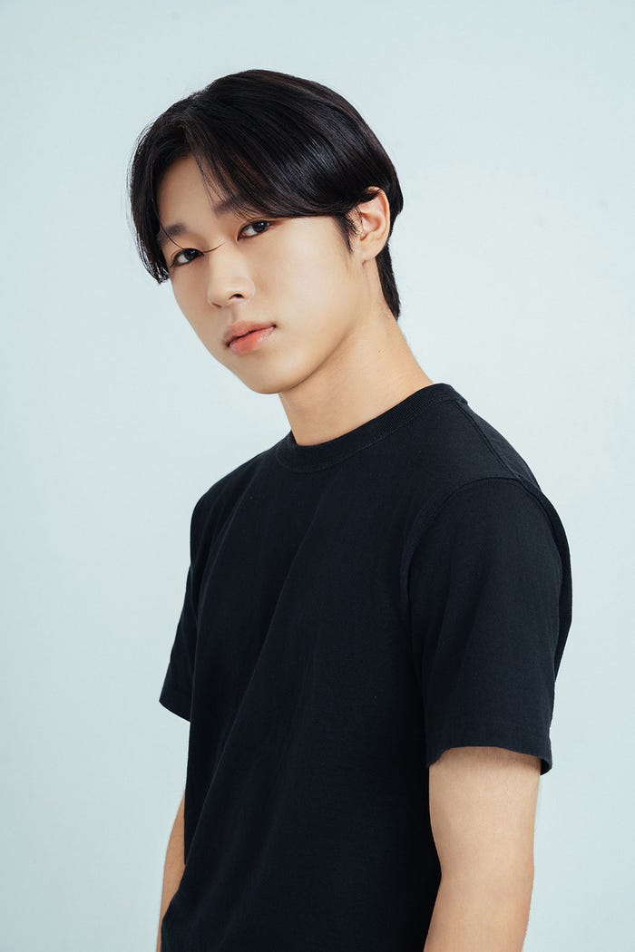 <都(みやこ)プロフィール>7月25日生まれ、神奈川県出身。「オワリです」の口癖と共に、ありのまますぎる日常を発信する現役美大生クリエイター。