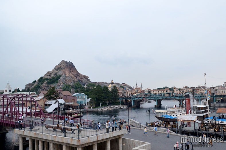 デッキから見える景色。夜には、夜景が幻想的に輝きます。