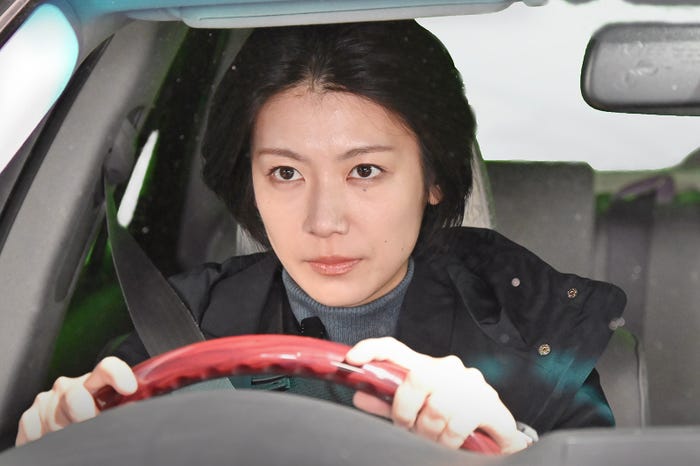 瀧内公美「新空港占拠」第1話より(C)日本テレビ