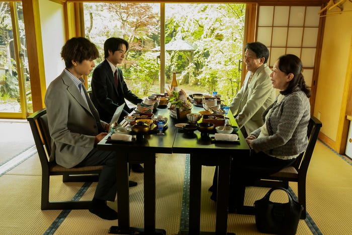 (左手前から)橋本淳、赤楚衛二「Re:リベンジ-欲望の果てに-」第9話より(C)フジテレビ