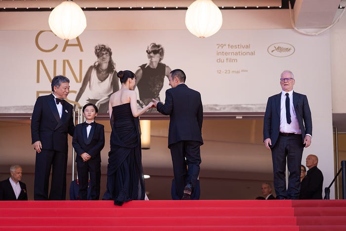 是枝裕和監督、桒木里夢、綾瀬はるか、大悟(千鳥)(C)Kazuko WAKAYAMA