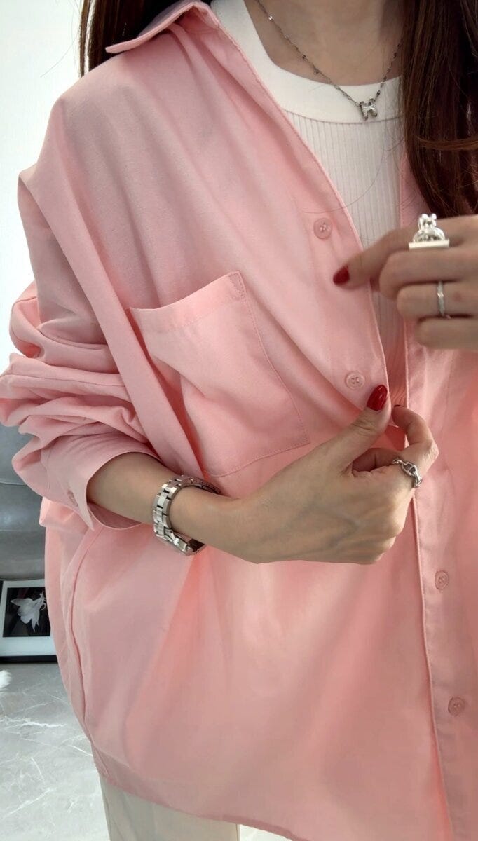 coca　シャツ　ピンク　生地感アップ　ボタン・ポケットディテール