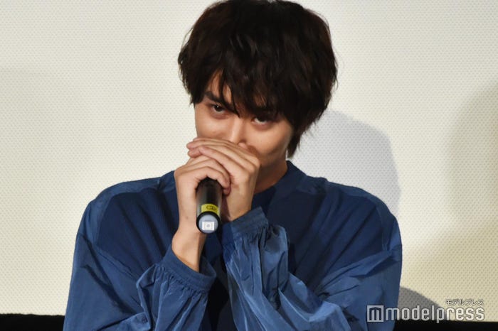 意気揚々と豚のモノマネをする橋本涼(C)モデルプレス