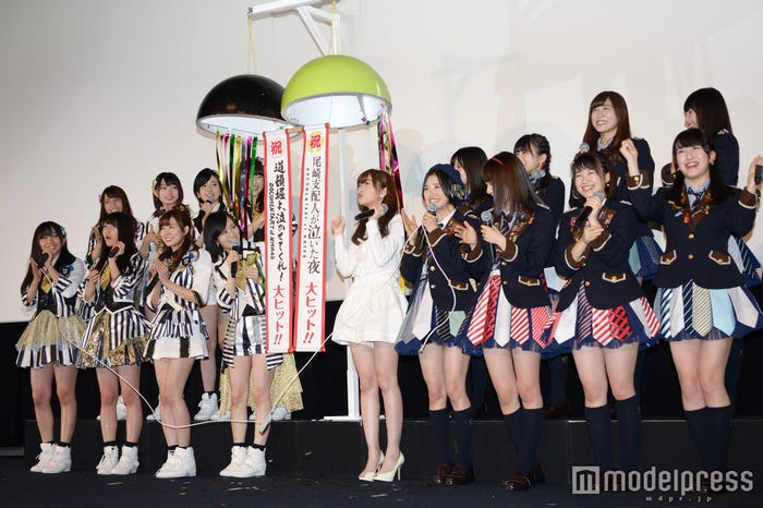 (後段左から)沖田彩華、太田夢莉、須藤凜々花、渋谷凪咲、田中美久、矢吹奈子、坂口理子、上野遥(前段左から)薮下柊、白間美瑠、渡辺美優紀、山本彩、指原莉乃、兒玉遥、宮脇咲良、朝長美桜、田島芽瑠(C)モデルプレス