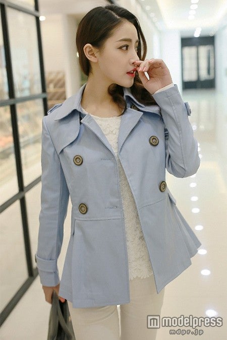 ベビーブルーのぺプラムダブルトレンチコートショート丈「kikiファッション」7,200円（税込）