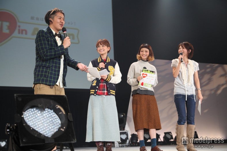 （中央二人左から）武智志穂、三戸なつめ