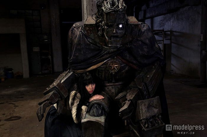 カノン(中条あやみ)とライチ(C)2016『ライチ☆光クラブ』製作委員会