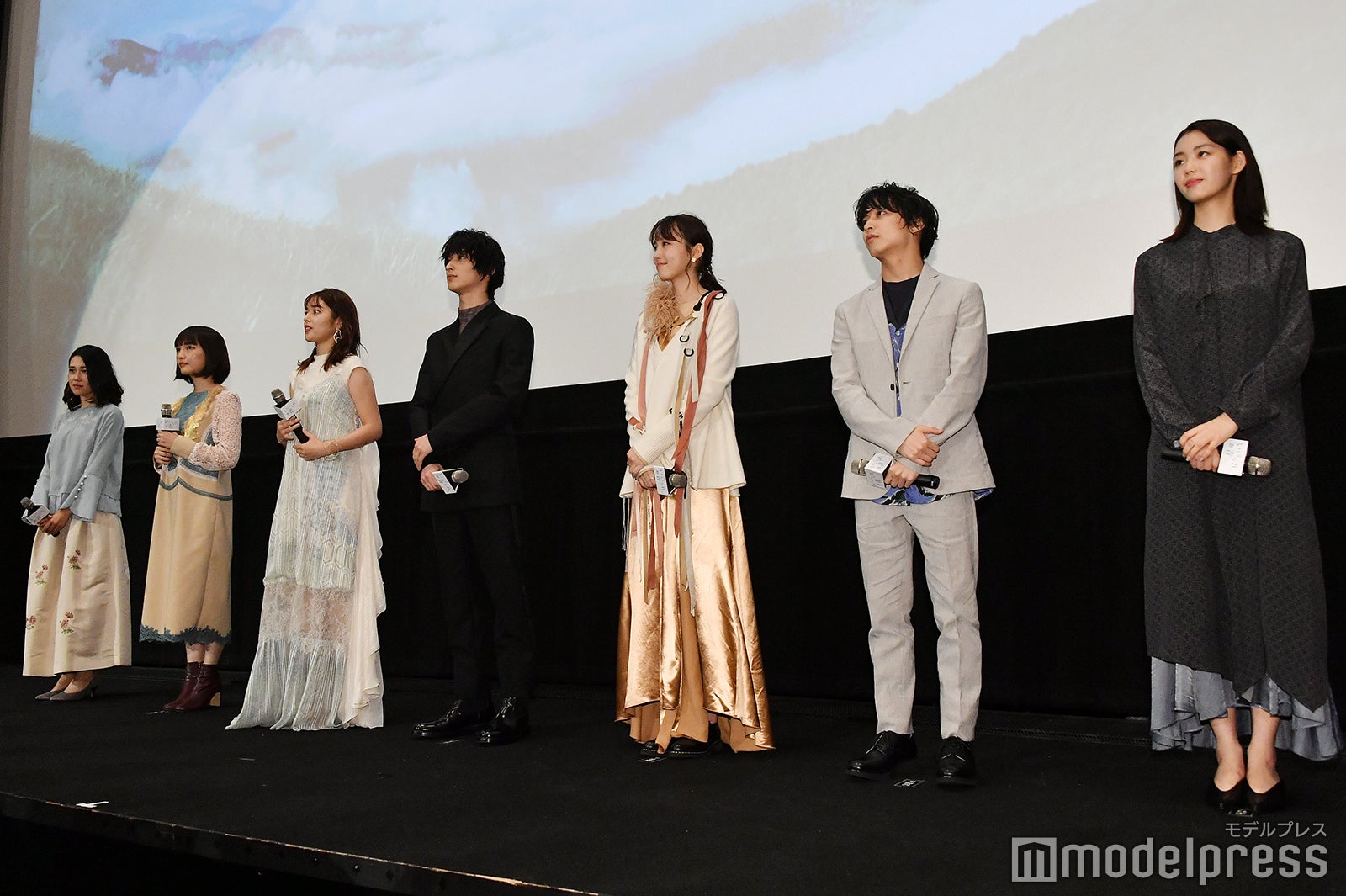 （左から）柳明菜監督、松本妃代、矢作穂香、横浜流星、飯豊まりえ、松岡広大、中村里帆（C）モデルプレス