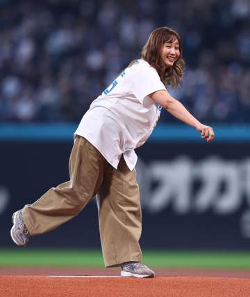 「ミキティ～～！」の声援に場内どよめき 藤本美貴がエスコンで始球式 ノーバンならず転がってミットへ「遠かったです」と悔しげ