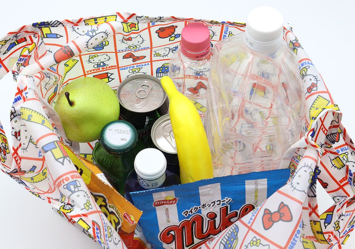 エコバッグにペットボトルや果物など買い物を入れた様子 エコバッグにペットボトルや果物など買い物を入れた様子