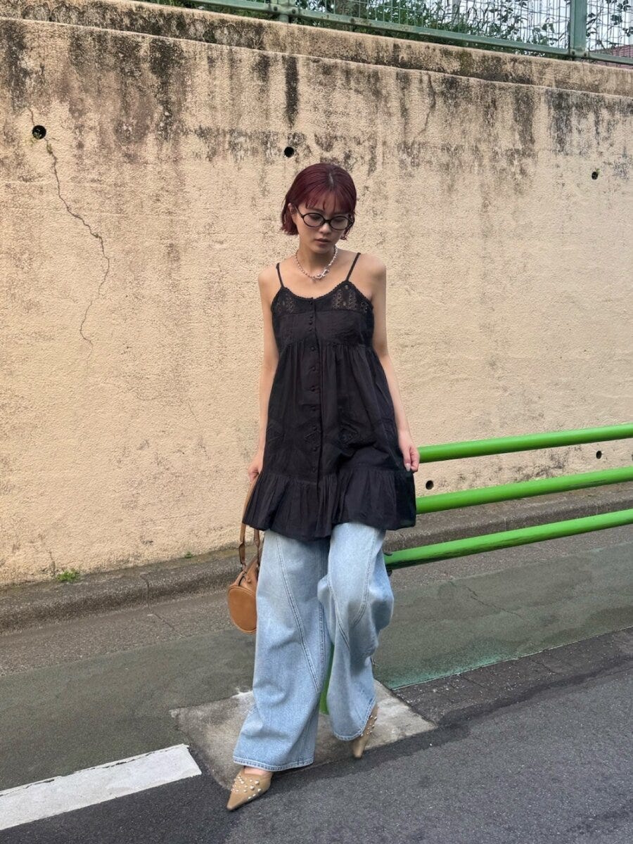 2026夏大人女性おすすめ黒チュニックワイドデニムパンツコーデ