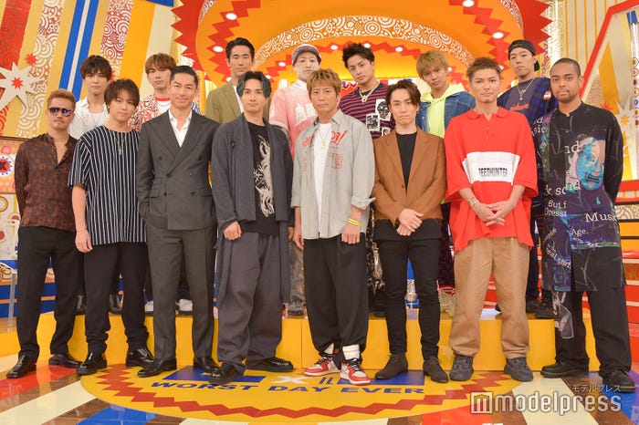 EXILE(前列左より:ATSUSHI、TAKAHIRO、AKIRA、橘ケンチ、黒木啓司、TETSUYA、SHOKICHI、NESMITH/後列左より:岩田剛典、NAOTO、小林直己、関口メンディー、白濱亜嵐、佐藤大樹、世界) (C)モデルプレス