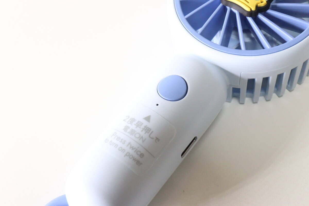 ダイソー　ミニ扇風機、充電式、クリップスタンド付（ドナルド／デイジー）　ボタン