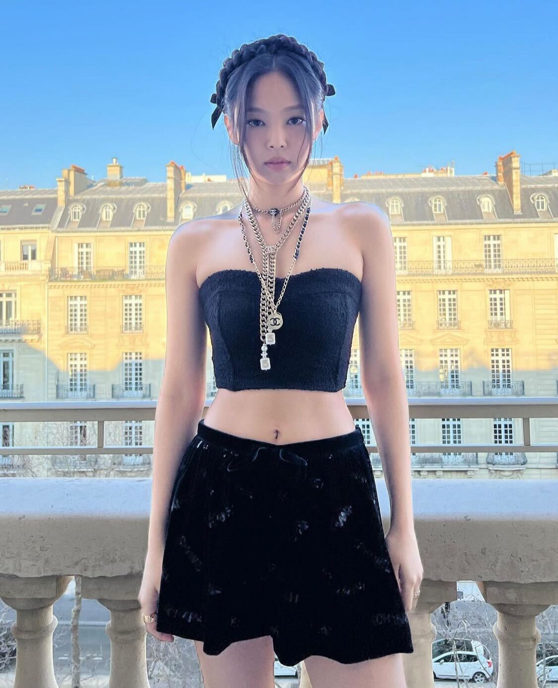 “人間シャネル”BLACKPINKジェニー、パリコレで圧巻美くびれ披露「まさにクイーン」