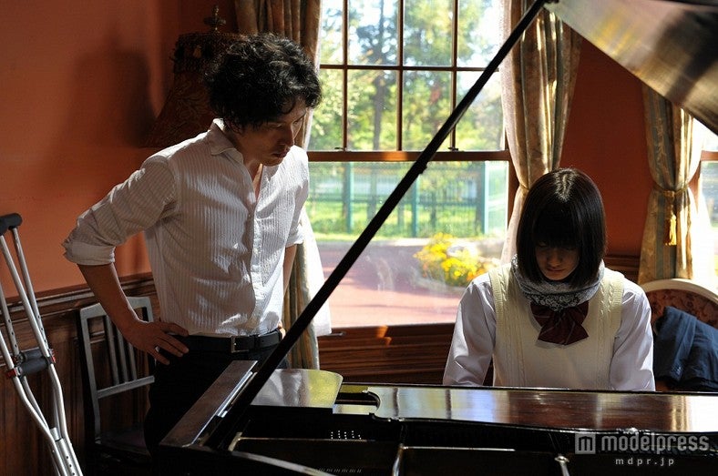 橋本愛（右）と清塚信也（左）／映画「さよならドビュッシー」より
