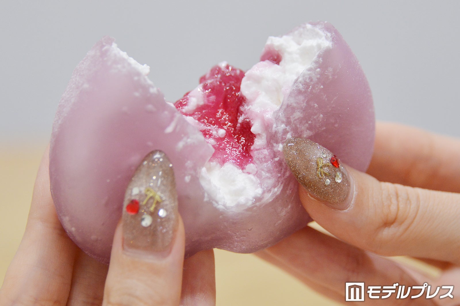 メタモンのわらび餅（ぶどうソース＆ミルクホイップ）（C）モデルプレス