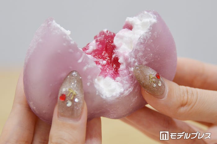 メタモンのわらび餅(ぶどうソース&ミルクホイップ)(C)モデルプレス