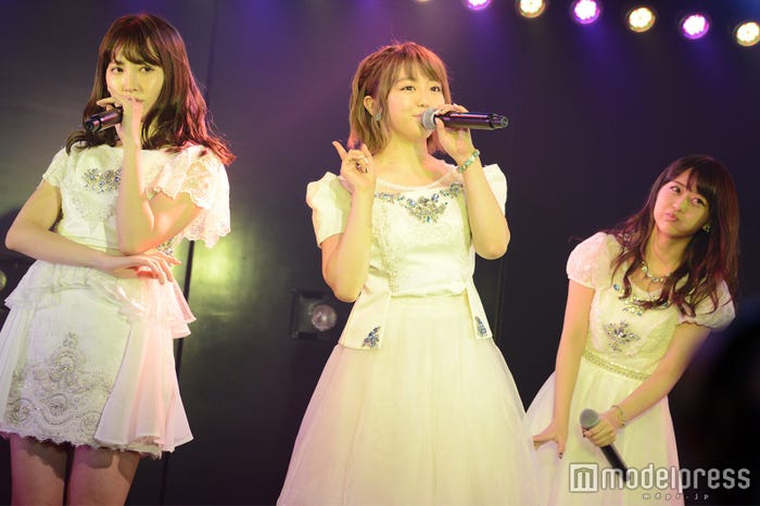 小嶋陽菜、峯岸みなみ、篠崎彩奈「小嶋陽菜好感度爆上げ公演」(C)モデルプレス