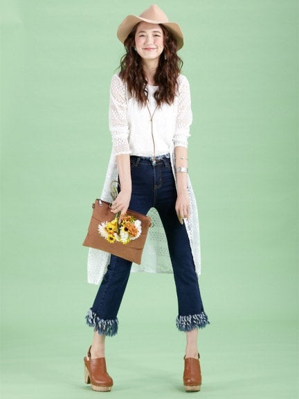 フリンジフレアデニムパンツ「LocoChica（ロコチーカ）」3,672円（税込）／画像提供：モバコレ