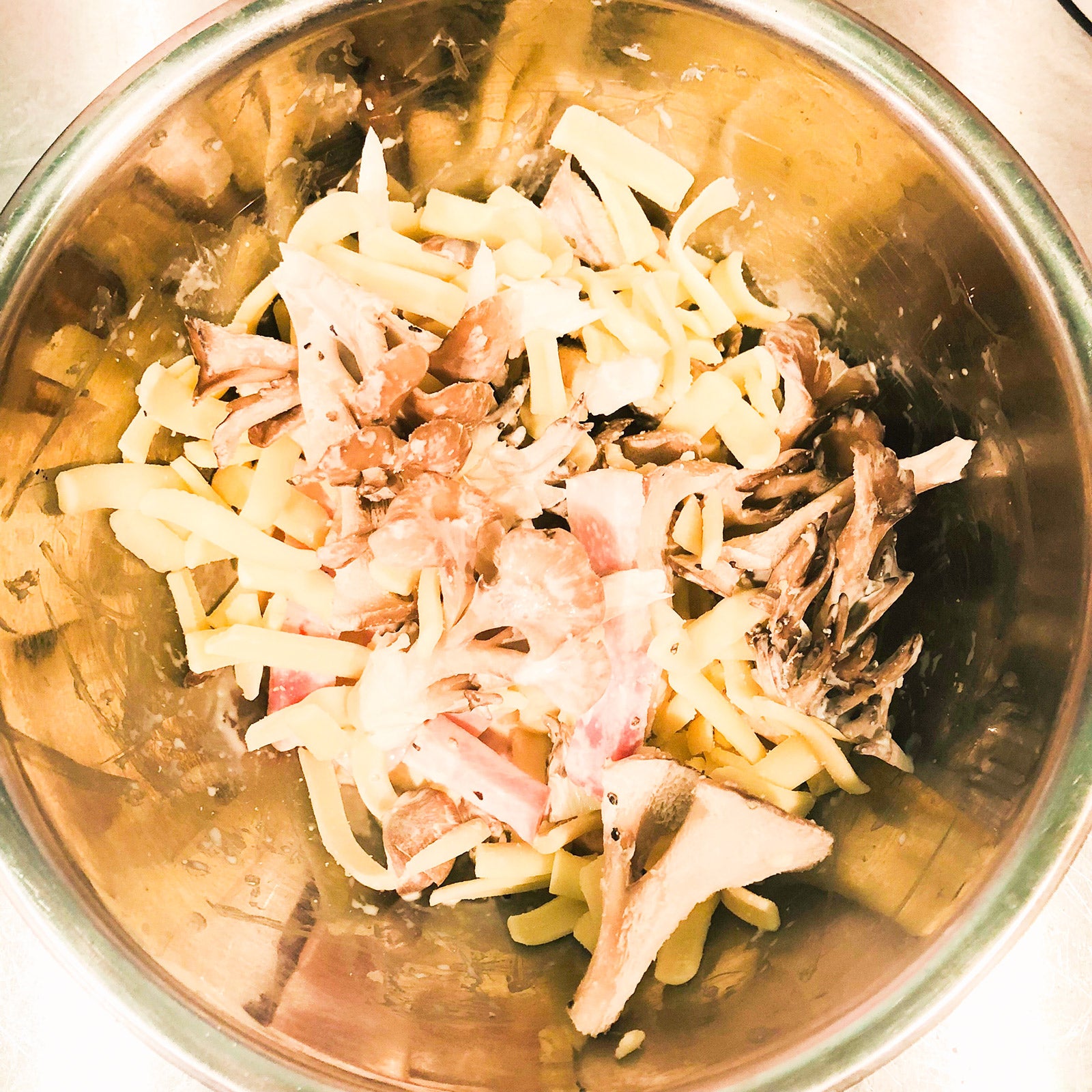 手順1：舞茸、ベーコン、材料を混ぜる／画像提供：柏原歩