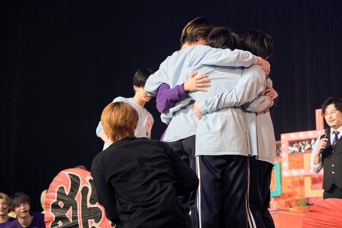 結束するICEx・Lienel軍(C)テレビ東京