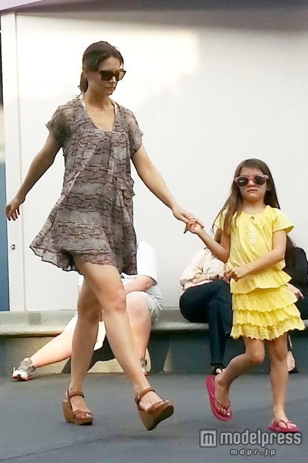 モデルオファー殺到のスリちゃんに、母ケイティ・ホームズが「待った！」