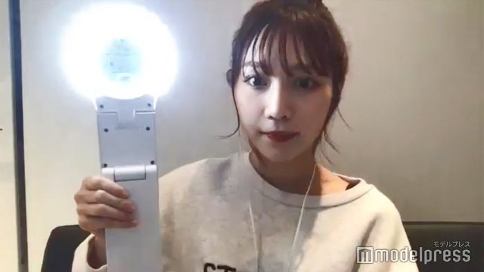 インタビュー中使っていたライトはこちら(C)モデルプレス