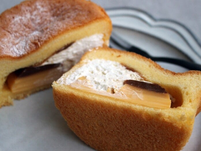 ミルキーなホイップクリームが生地とプリンのつなぎ役に