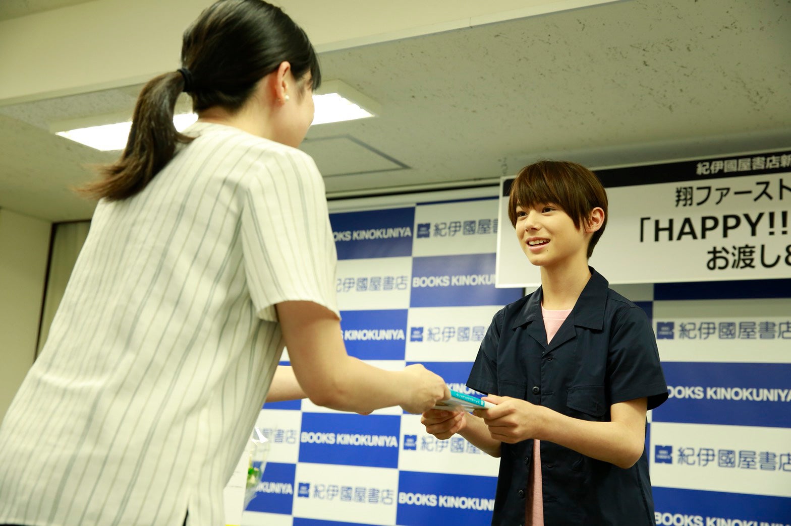 翔（奥）／お渡し＆握手会の様子（提供写真）