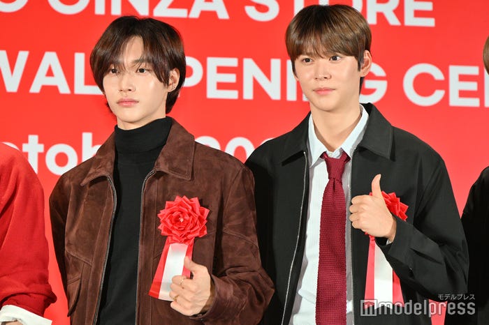 2人でグッドサインを決めるウォンビン、ウンソク(C)モデルプレス