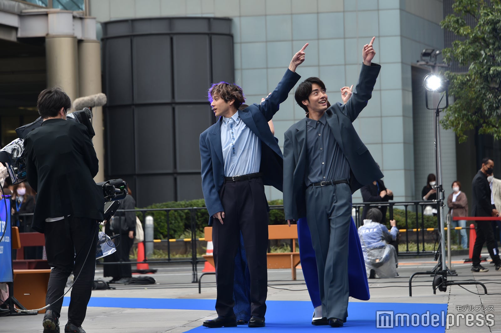 何かを見つけた山田裕貴＆赤楚衛二（C）モデルプレス