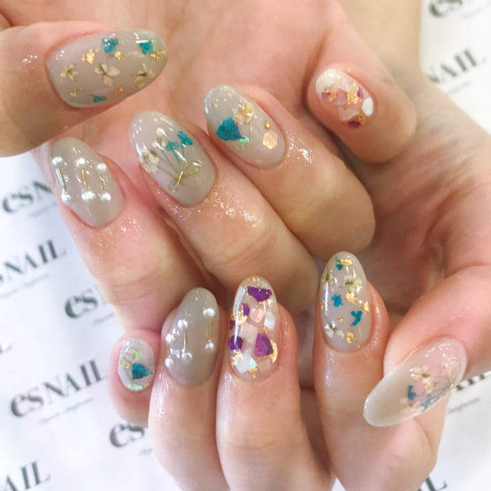 グレーで大人女子を演出/画像提供:esNAIL