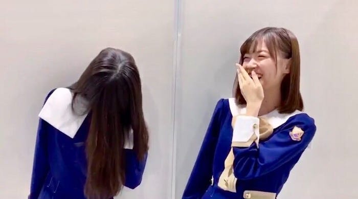 山下美月(右)の泣き真似に騙された齋藤飛鳥(左)(提供写真)