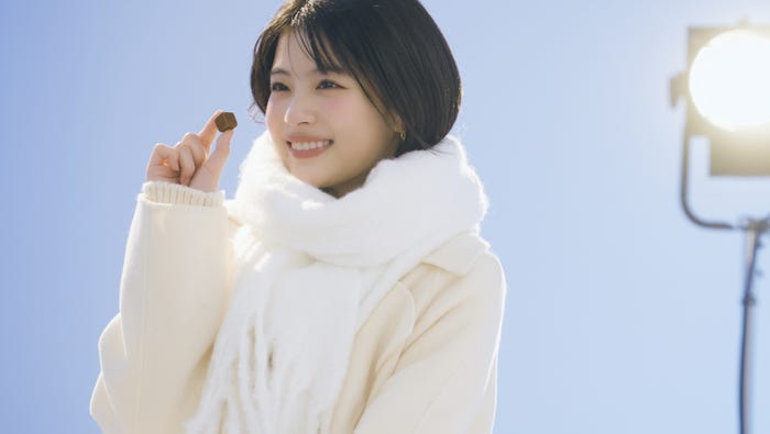 出口夏希/メルティーキッス新CM「冬の待ち合わせ」篇メイキングカット(提供写真)