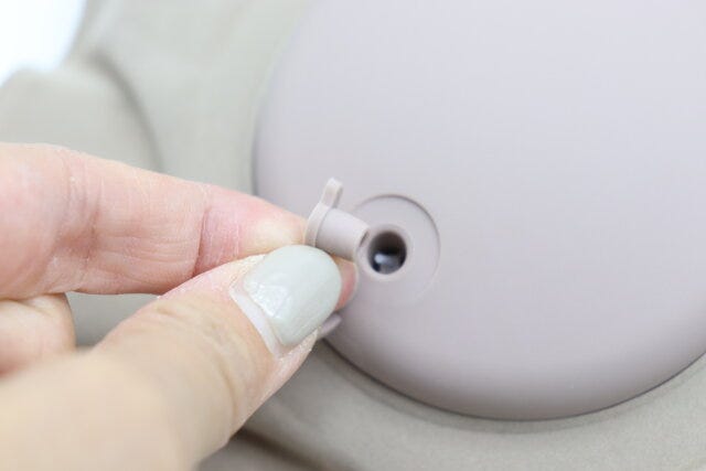 手動プレス式ネックピロー（収納袋付）　空気入れ口