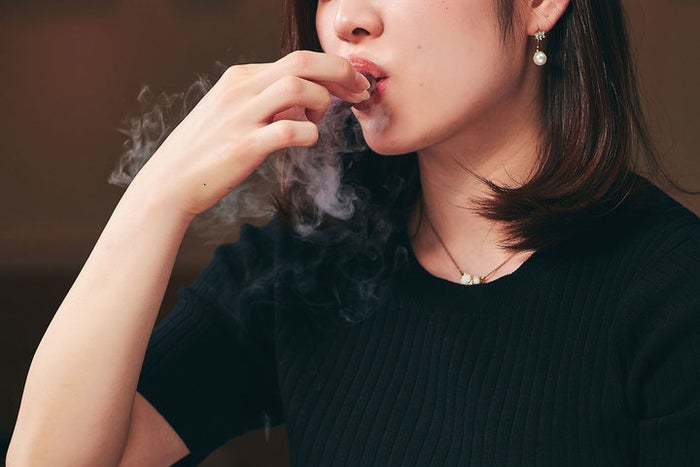 口に含むと煙が出る液体窒素を通したメレンゲ 喰種レストラン/画像提供:アフロ&コー