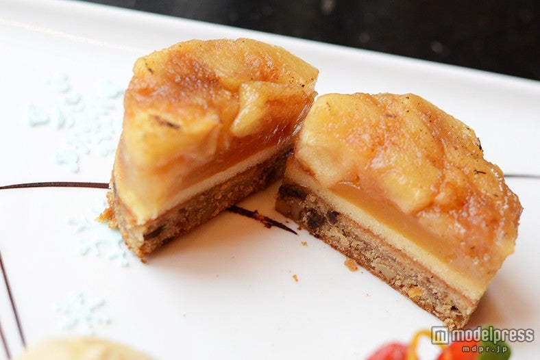 豪華な4層仕立てリンゴのタタン（C）モデルプレス 