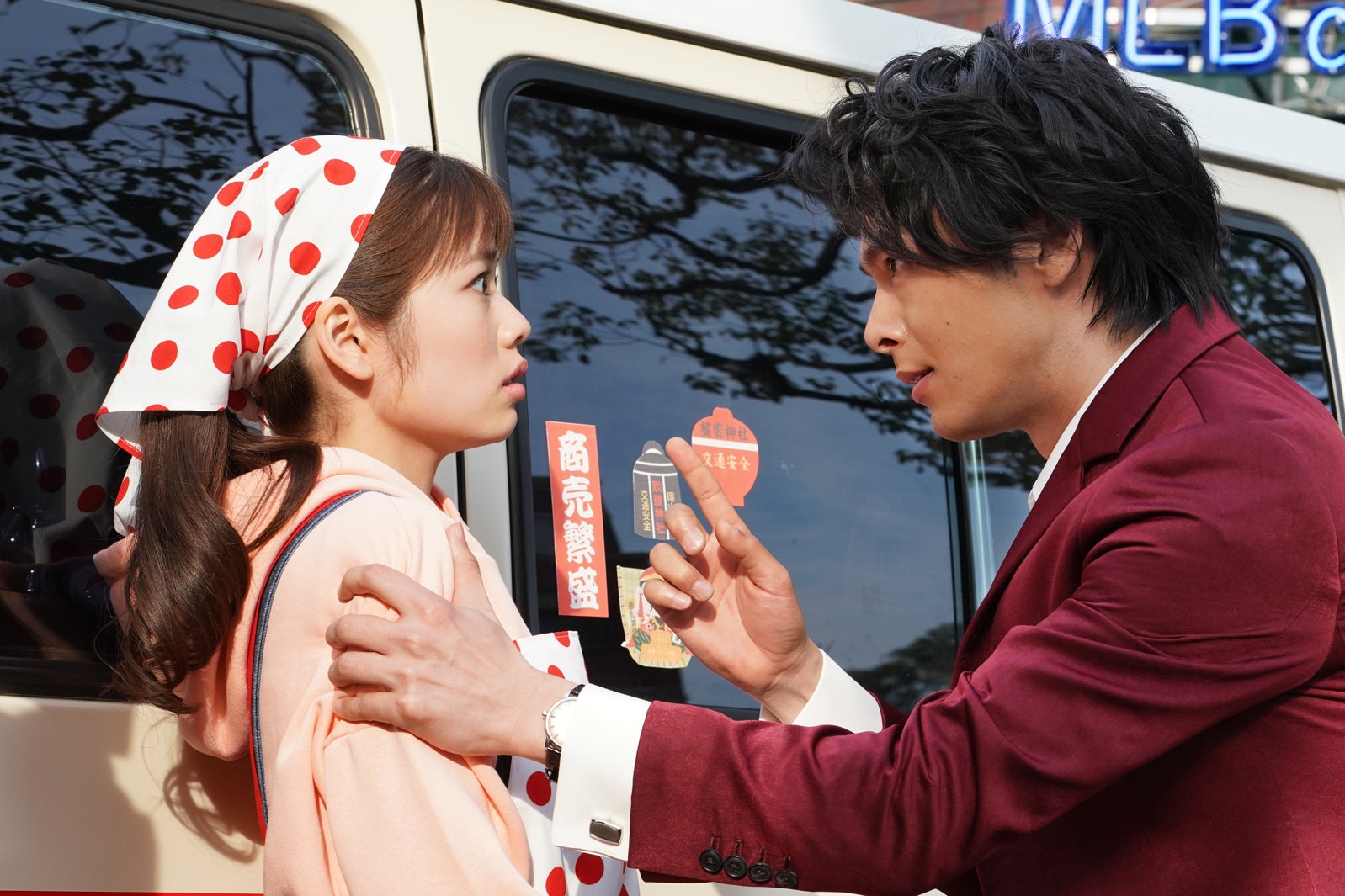 小芝風花、中村倫也／「美食探偵 明智五郎」第1話より（C）日本テレビ