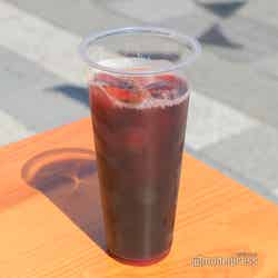 ソフトドリンクは3種用意があり、アルコールが苦手な人でもオークトバーフェストを楽しめる(C)モデルプレス