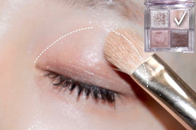 ③アイシャドウのベースカラーを大きめのブラシに取り、まぶた全体をぼかしながら塗ります ③アイシャドウのベースカラーを大きめのブラシに取り、まぶた全体をぼかしながら塗ります