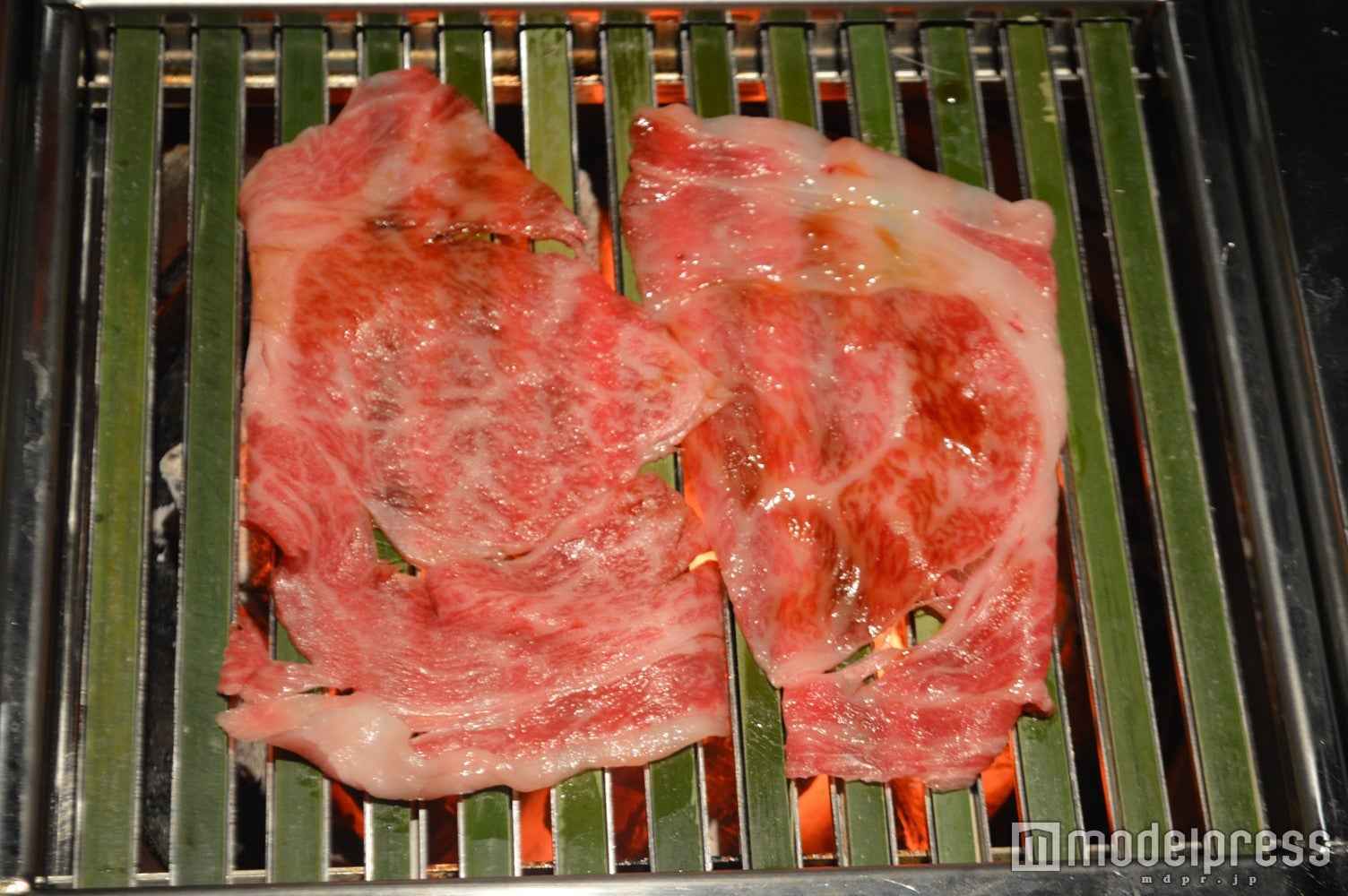 竹網で焼く焼肉／画像提供：ZEN